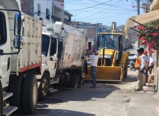 Camión recolector de basura cae en un socavón en la colonia Plan de Ayala, en Uriangato.