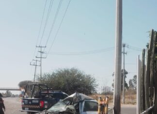 Un hombre perdió la vida de manera instantánea después de chocar el vehículo que conducia con un poste de concreto, en Cortazar.