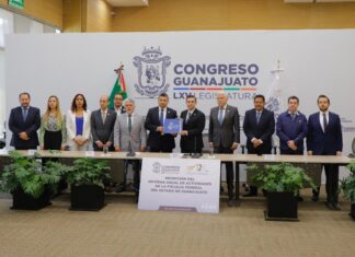 El Fiscal General Carlos Zamarripa, entregó a representantes de los tres poderes, el documento del 5° Informe de Actividades 2023, de la Fiscalía General del Estado.