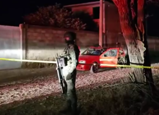 Una familia que viajaba en un auto fueron atacados a balazos; en la comunidad de Los Ramírez, en Salamanca.