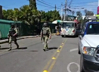 Sujetos armados ingresaron al Seguro Social de Salamanca y agredieron a balazos a un hombre en el área de archivo.