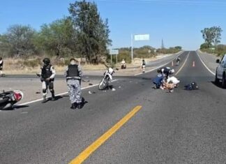 Motociclista queda gravemente herido tras choque con automovil en Moroleon.