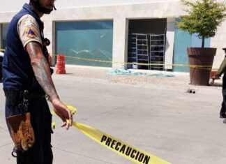 Cae estantería con papelería en la Oficina de Relaciones Exteriores en León; se atendieron a tres por crisis nerviosa.