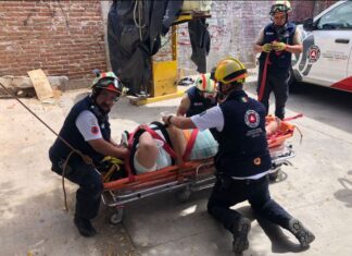Elementos de Protección Civil rescataron a una mujer que sufrió una caída