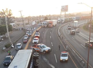 Fuerte tráfico vehicular provocó la volcadura de un tráiler en la carretera Leon- Silao; la tarde de este miércoles.