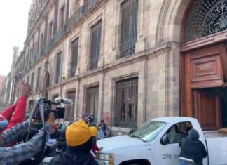 FGR inicia investigación de encapuchados que derribaeon la puerta principal de Palacio Nacional.