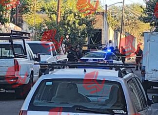 Asesinan a padre e hijo en la unidad deportiva de Yuriria, la tarde de este sábado.