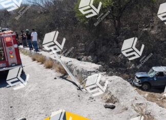 Una pareja que viajaba en un vehículo cayó a un barranco en la carretera Valle de Santiago- Yuriria