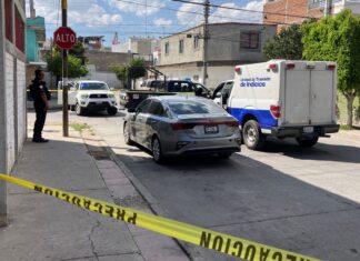 Un hombre fue asesinado a balazos en un vehículo de plataforma donde viajaba, en la colonia San Felipe de Jesús, en León.