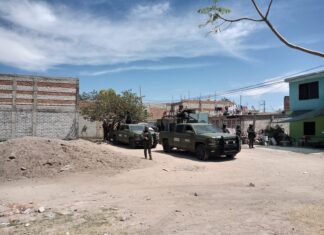 Elementos de los tres órdenes de gobierno, realizan cateo en una vivienda de la colonia Arboledas de Camargo, Celaya.