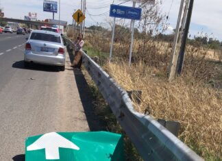 Cae espectacular sobre 2 vehiculos en Silao.