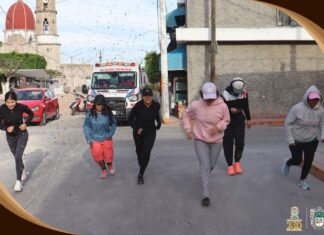 Realizan carrera atlética femenil de 6 km en Santiago Maravatío.