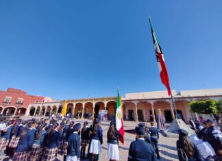 Realizan acto cívico a Benito Juárez en Salvatierra.