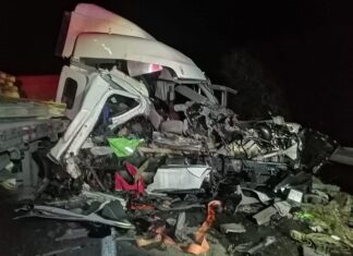 Un hombre lesionado y cuantiosas perdidas materiales en un choque entre dos vehículos de carga en la carretera federal Celaya- Salvatierra.