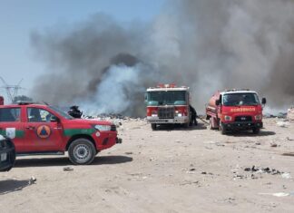 Controlan incendio de relleno sanitario en Apaseo El Alto.