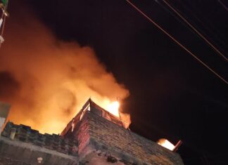 Más de cuatro horas tardaron los bomberos de Salvatierra para sofocar un incendio en la comunidad de Urireo.