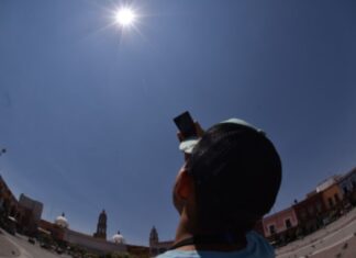 DISFRUTAN IRAPUATENSES DE ECLIPSE DE SOL
