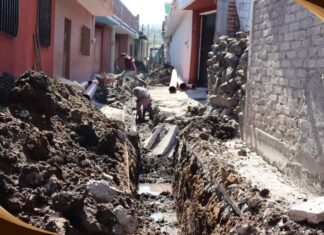 Continúan los trabajos de excavación para la instroducción de la nueva línea de drenaje en la calle Pipila en Santiago Maravatío .