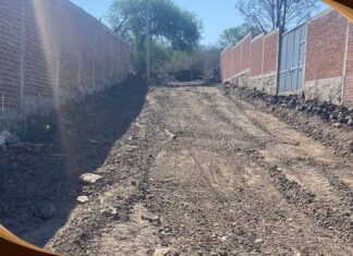 Inician los trabajos de introducción de la línea de drenaje en la calle Del Bosque, de la comunidad de La Joyita, En Santiago Maravatío.