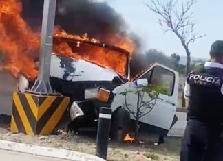 Camioneta se impacta con señalética en el Boulevard Delta en León, un hombre perdió la vida.
