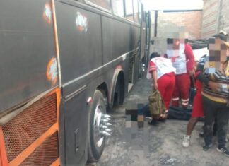 Mecánico muere aplastado por autobús que reparaba, le cayó encima; en la colonia Antorchista en Valle de Santiago.