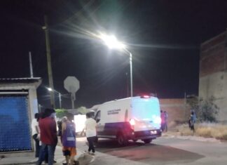 Una pareja fue atacada a balazos al interior de su vivienda en la colonia Campo Azul en Celaya; la mujer murió y el hombre resultó gravemente herido.