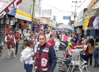 Uriangatenses desaíran al Diputado Federal, Pedro Ortega en recorrido de candidatos de Morena en la zona textil.