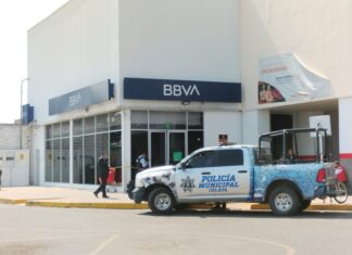 Abren boquete en el techo de la sucursal Bancomer de la colonia Tierra Blanca en Celaya.