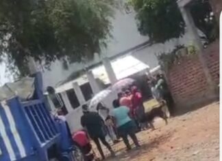 Sorprenden a Rigoberto Medina y Germán Martínez, ex candidatos panistas a la presidencia municipal de Yuriria, entregado la tarjeta rosa en plena veda electoral.