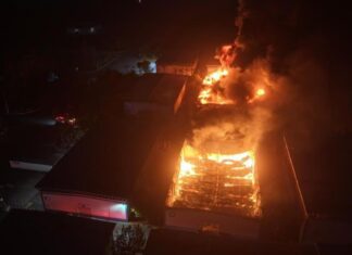 Cuantiosos daños materiales dejo un incendio de dos bodegas en la carretera Querétaro- Celaya, la madrugada de este miércoles