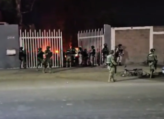 Reportan un vehículo incendiado en la colonia El Pitayo, en Salamanca; se localizaron los cuerpos calcinados de dos personas.