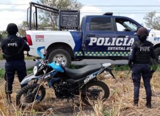Aseguran elementos de las FSPE en Yuriria, una motocicleta con reporte de robo.