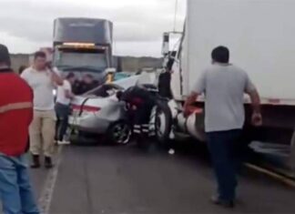 Pareja de esposos Salmantinos fallecen en choque contra tráiler, sus hijos resultan heridos