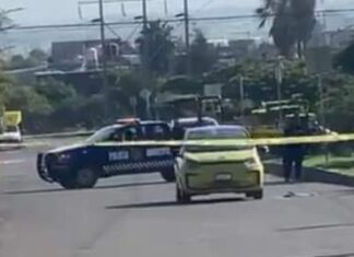 Esta mañana una persona fue asesinada abordo de un vehículo que conducia en la calle Pino Suárez en Valle de Santiago.