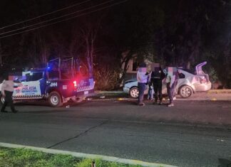 Aparatoso accidente de tránsito en Moroleón, dejo cuantiosos daños materiales.