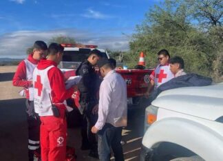 Cuerpos de Emergencias de San Miguel de Allende, atendieron a los tripulantes de un vehículo varado en el cause de un río.