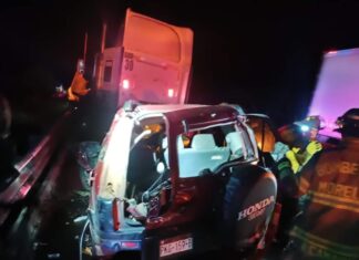 Dos mujeres sin vida y cinco lesionados fue el saldo de un choque entre una camioneta y un tráiler