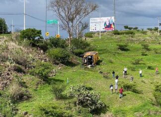 Choque entre dos vehículos en la carretera Celaya- Salvatierra, dejo un saldo de cinco lesionados.