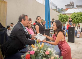 El Alcalde Alejandro Alanís, encabezó la emotiva ceremonia de graduación de la Escuela Primaria de San Nicolás Parangueo.
