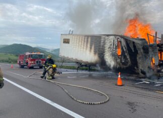 Bomberos atendieron el incendio de un tráiler en la carretera estatal Silao-San Felipe.
