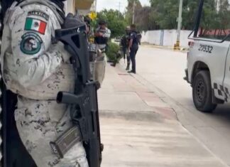 Dos jóvenes fueron heridos de gravedad a balazos en la colonia León 1, en León.