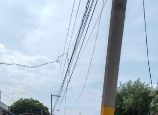 Una persona resulto gravemente lesionada después de chocar el vehículo que conducia con un poste en la colonia Arboledas, en Celaya.