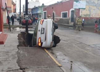 Auto cae a socavón en la zona centro de Silao.
