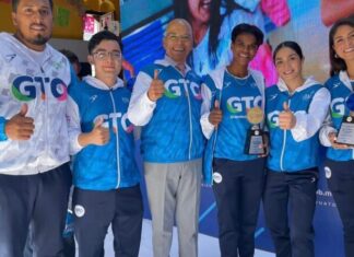 Compañeros judocas de Prisca Awiti en Celaya se emocionan hasta las lágrimas al conseguirse la medalla olímpica.