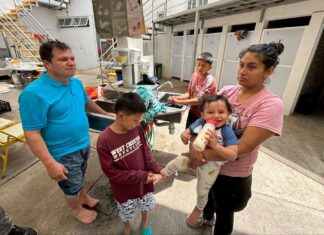 La Secretaría del Migrante y Enlace Internacional (SMEI), diálogo con los migrantes en tránsito, agredidos en Silao.