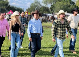 Autoridades municipales asisten a las fiestas de Urireo en Salvatierra.