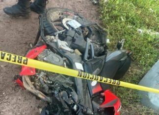 Muere un motociclista, al ser embestida su unidad por un auto en la Siglo XXI
