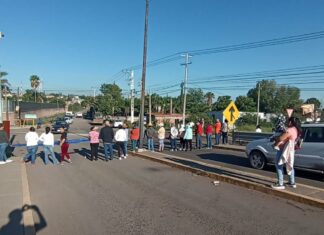 Comuneros bloquean el camino y el puente vehicular de San Juan de Razos en Salamanca.