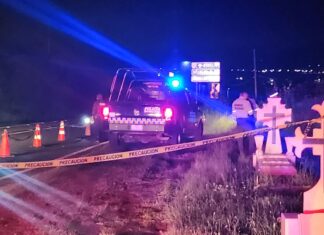 Un hombre que conducia una motocicleta sin luces, murió arrollado por un tractocamiones en la carretera federal Salamanca- Morelia en Uriangato.