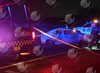 Localizan dos cuerpos calcinados al interior de un taxi incendiado en la carretera Valle de Santiago – Yuriria.